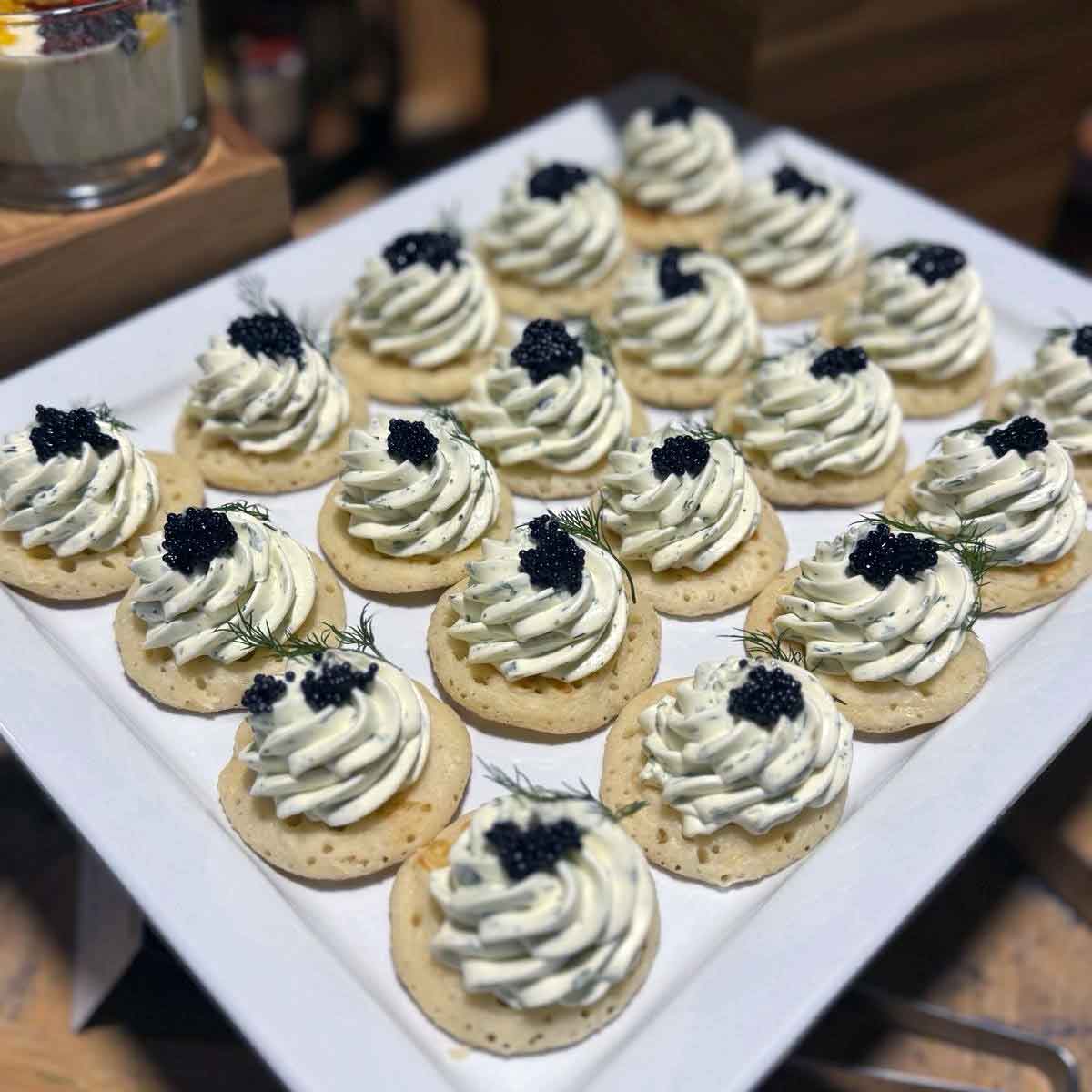 Blini mit Kräuterschmand
